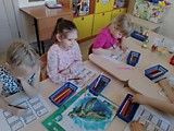 Дети работают на одним из этапов создания мультфильма - "РАСКАДРОВКОЙ"